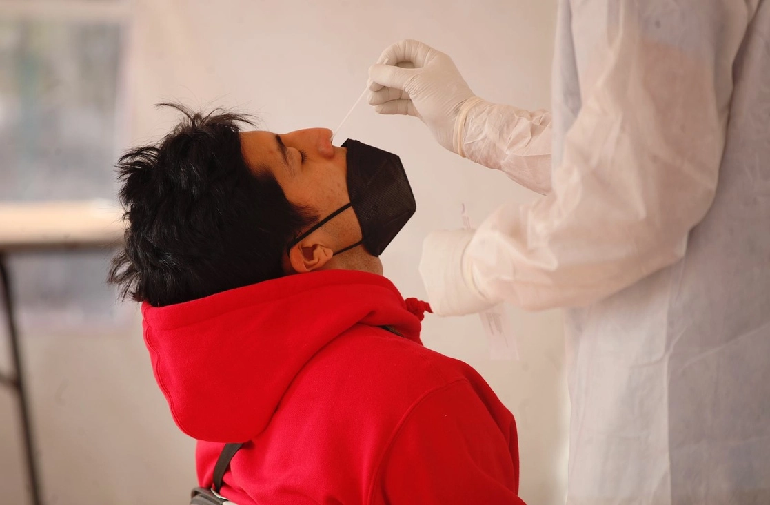 Mientras tanto, las pruebas de anticovid continúan en la capital. En la imagen, un joven se hace una prueba rápida en la alcaldía Iztacalco, el 9 de febrero de 2022. Foto Cristina Rodríguez