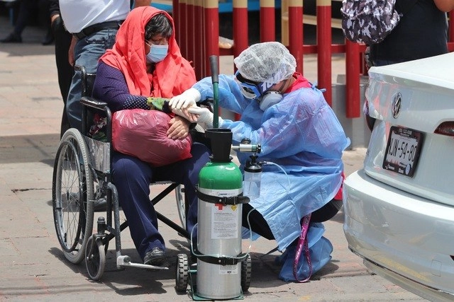 Una paciente que estuvo intubada por coronavirus en el Hospital General es dada de alta. Foto Marco Peláez