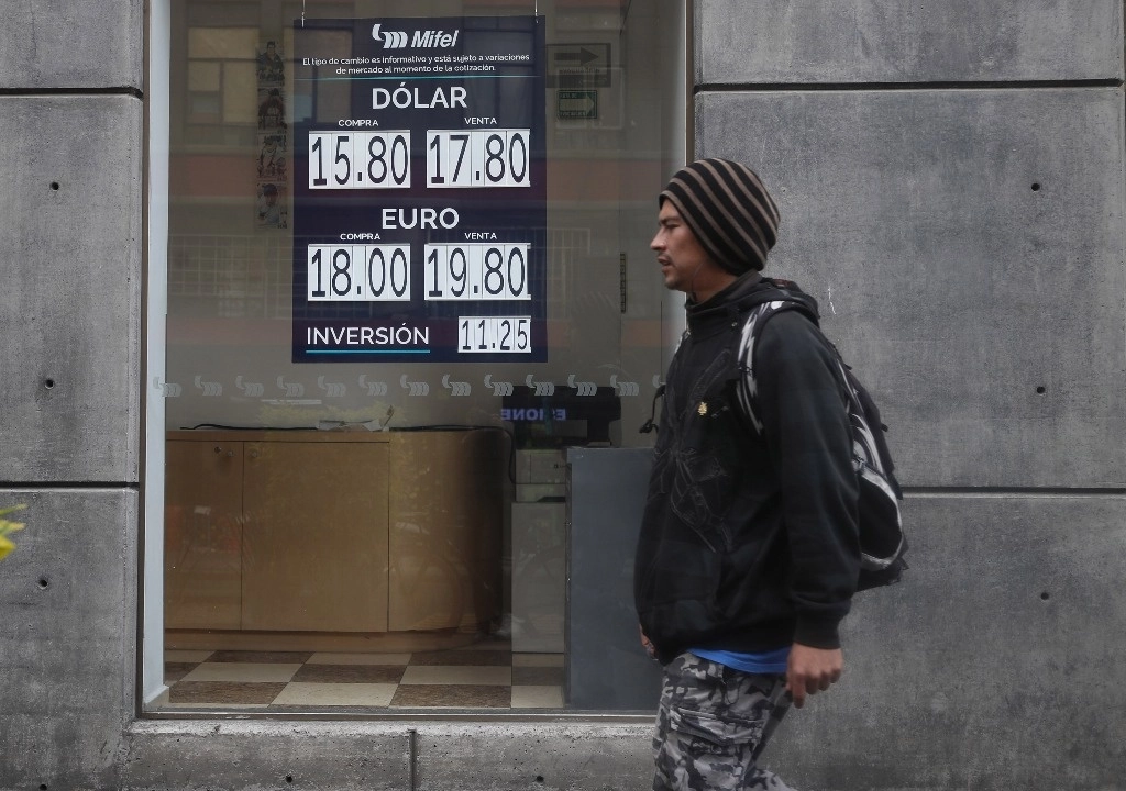 El regreso de la fortaleza del dólar a nivel internacional provoca que el peso mexicano se deprecie 0.45 por ciento esta mañana, para operar en 17.0765 unidades por dólar. Foto Yazmín Ortega Cortés / Archivo 