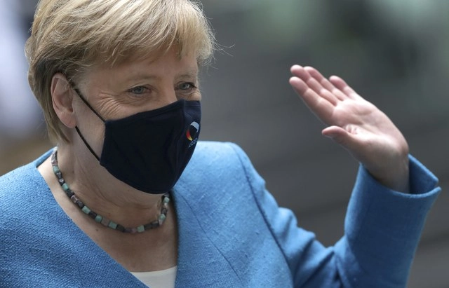 "Vamos a tener que vivir con este virus durante mucho tiempo aún (...) La situación sigue siendo grave. Toménselo en serio", dijo la canciller alemana Angela Merkel. Foto Ap 