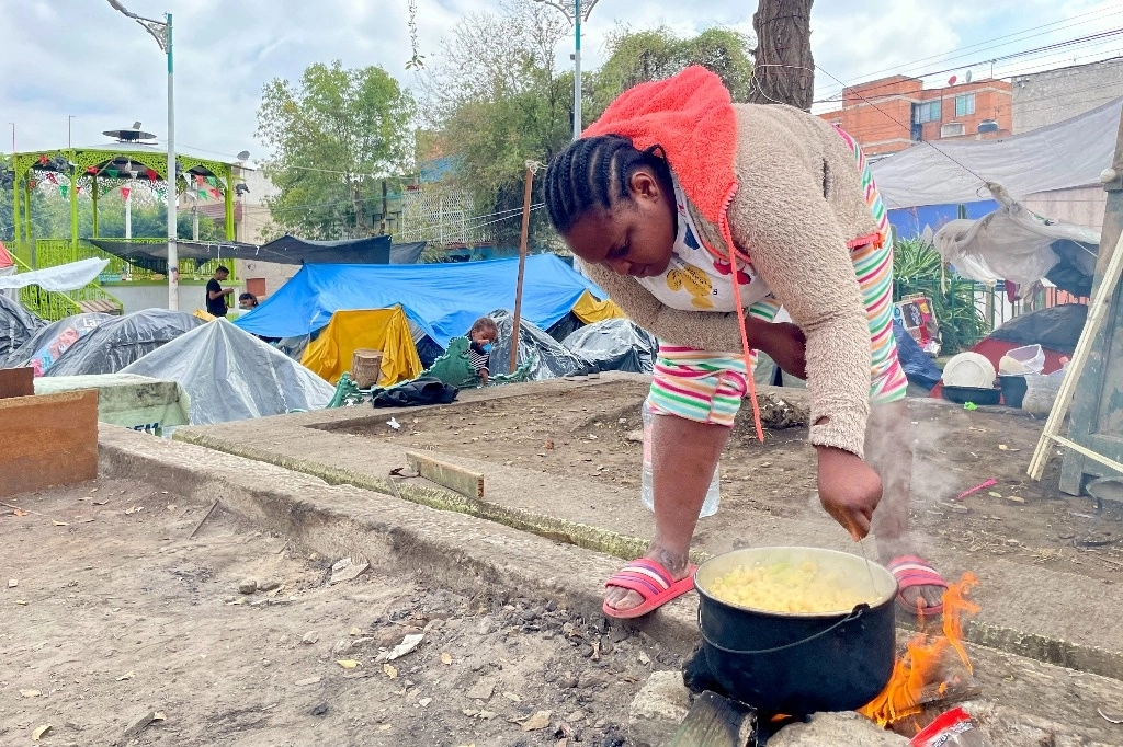Migrantes acampan en la colonia Vallejo ubicada en la Alcaldía Gustavo A. Madero. Foto Roberto García / Archivo