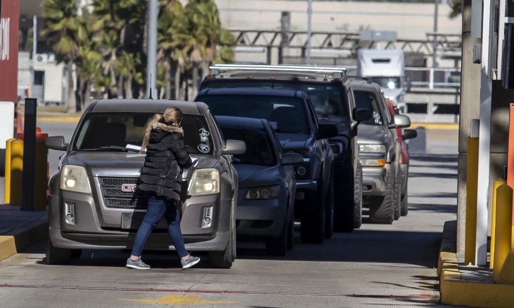 Salen de la aduana de Tijuana los primeros carros "chocolates" regularizados, el 4 de febrero de 2022. Foto Cuartoscuro