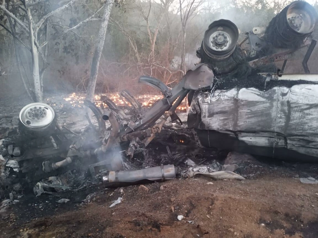 El conductor no logró salir del vehículo y falleció. Foto Secretaría de Protección Civil de Guerrero