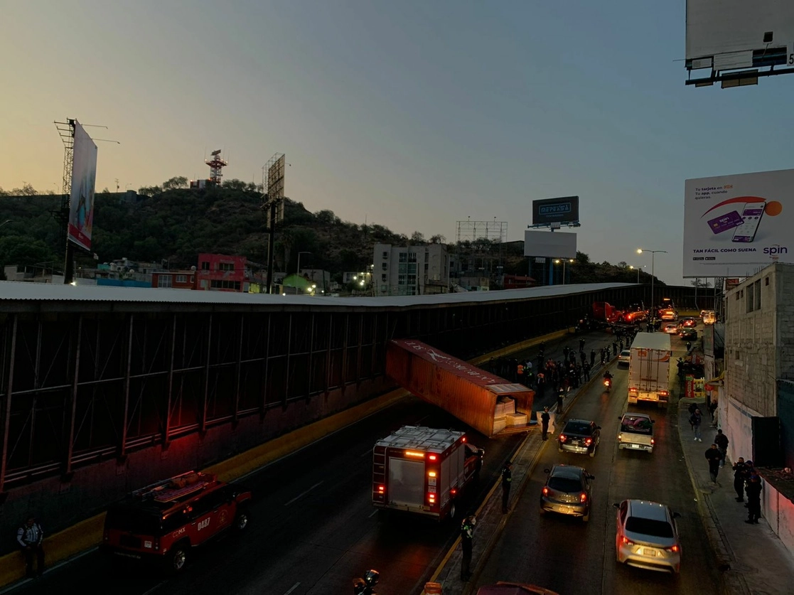 El conductor de un tráiler, que transportaba 25 toneladas de papel,  perdió el control de la pesada unidad cuando circulaba sobre Circuito Interior, el 7 de abril de 2022. Foto Alfredo Domínguez