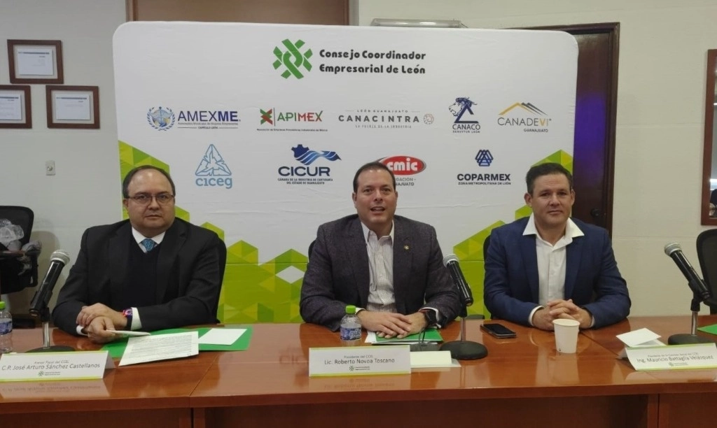 El presidente del Consejo Coordinador Empresarial (CCE) de León, Guanajuato, Roberto Novoa Toscano (al centro); Jorge Arturo Sánchez Castellanos, asesor fiscal del CCE (izquierda), y Mauricio Battaglia Velázquez, presidente de la Cámara de Calzado de esa entidad, durante una conferencia en esa ciudad, el lunes. Foto Carlos García 