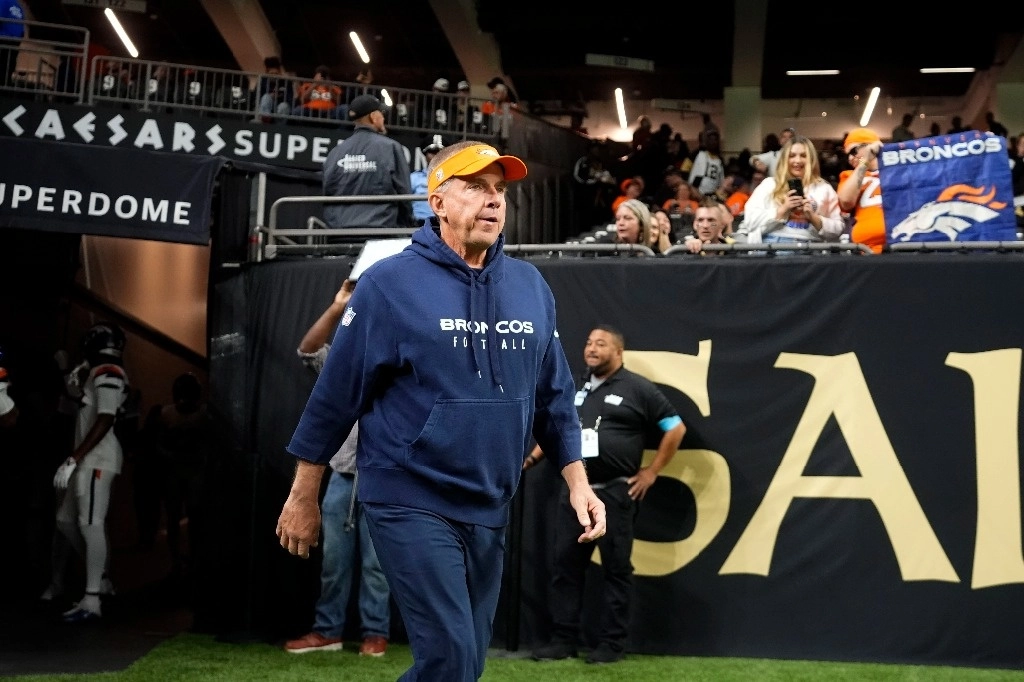 El entrenador de los Denver Broncos, Sean Payton, ingresa al campo antes de un partido de fútbol americano de la NFL contra los New Orleans Saints, el jueves 17 de octubre de 2024, en Nueva Orleans. Foto Afp