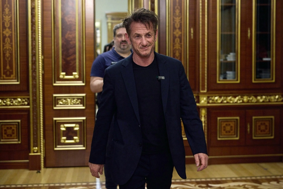 El actor y director de cine, Sean Penn, a su llegada para reunirse con el presidente ucranio Volodimir Zelensky en Kiev, el 28 de junio de 2022. Foto Afp