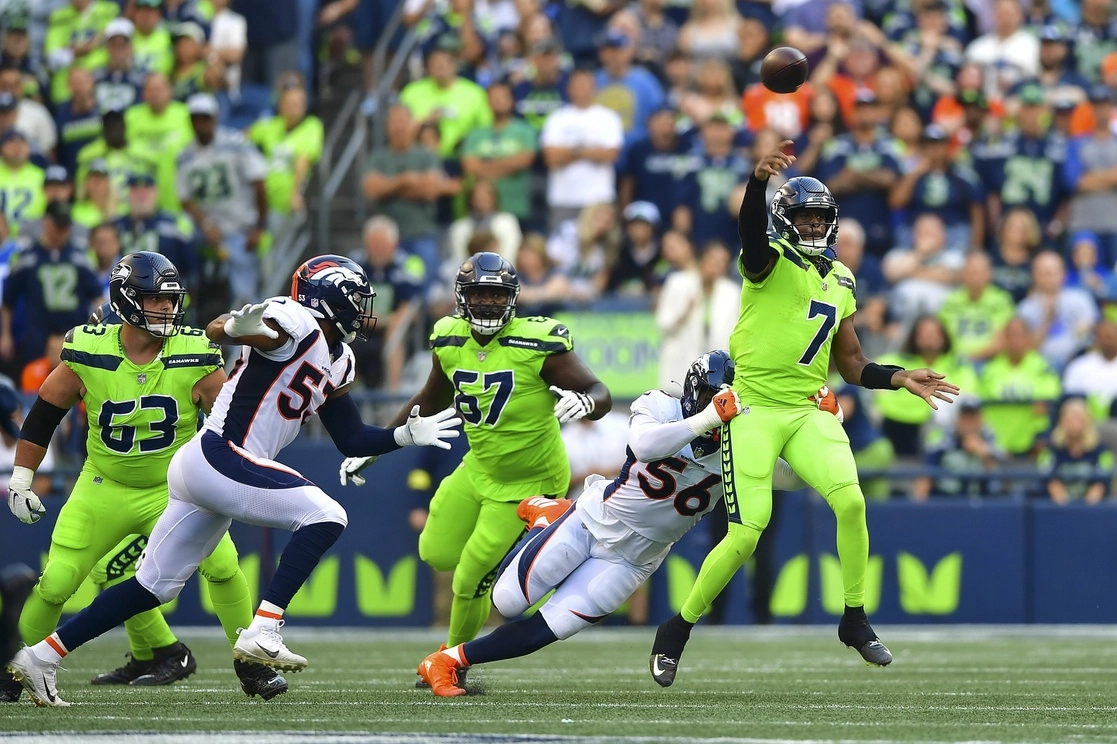 Seattle sobrevivió al regreso de Wilson y vence 17-16 a Denver. Foto Afp