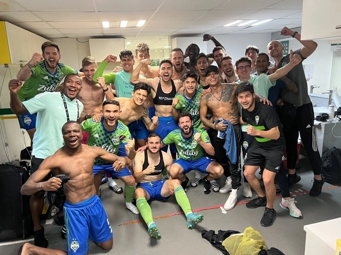 Jugadores de los Seattle Sounders  tras el encuentro. Foto tomada de la cuenta de Twitter @JmoSmooth13