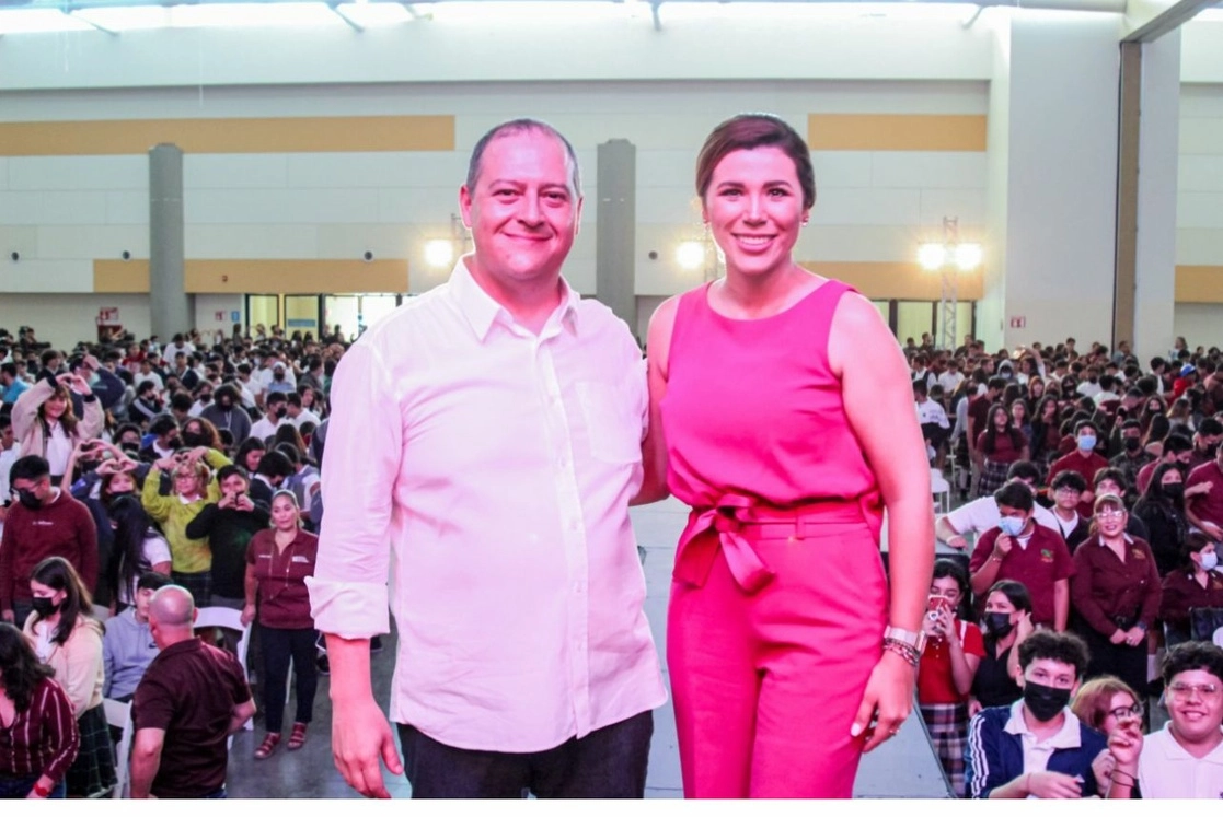 La mandataria estatal expresó a las y los miles de jóvenes presentes que la realidad del crimen organizado no es las que muestran las series de televisión. Foto cortesía