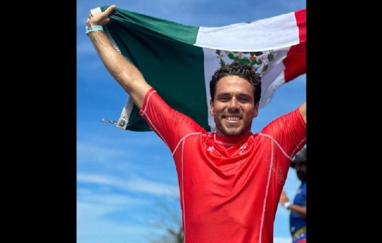 El surfista, Sebastian William, sumó una presea dorada más para la delegación mexicana en los Juegos Centroamericanos y del Caribe 2023. Foto Tomada del Instagram @panamericansurf
