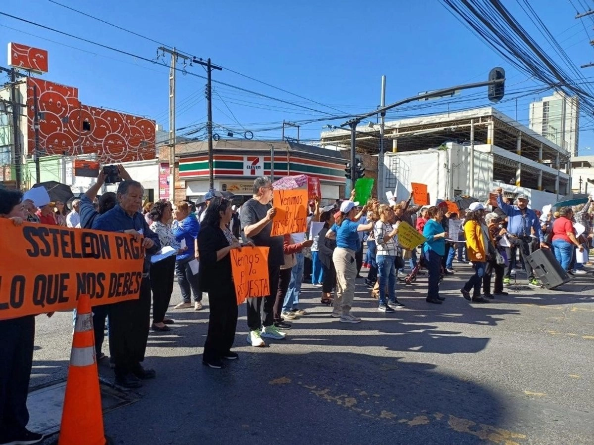 Maestros jubilados de la Sección 50 del SNTE en Nuevo León protestaron por la falta de pagos y de aumento salarial. Foto