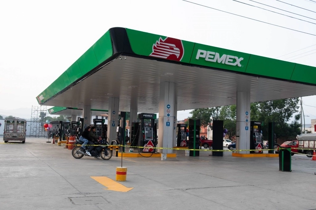 Maestros continúan con el bloqueo a la abastecedora de combustible de Pemex. La imagen, del 27 de mayo de 2024. Foto Cuartoscuro