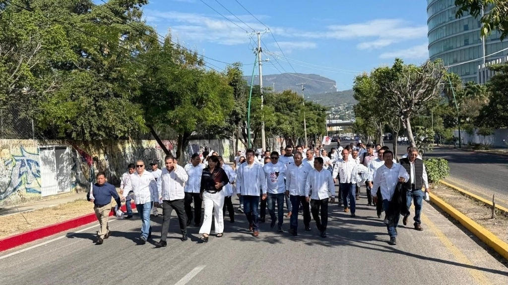 En un comunicado señaló que “dicha ley, relega al sindicato como un ente observador impidiendo la defensa de las garantías y derechos laborales de los trabajadores, lo que ha llevado a las autoridades educativas actuar de manera unilateral incurriendo en severas violaciones a los derechos”. Foto Sección 7 SNTE 