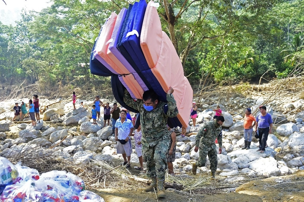 Militares entregan apoyos a damnificados de Tabasco. Foto Xinhua