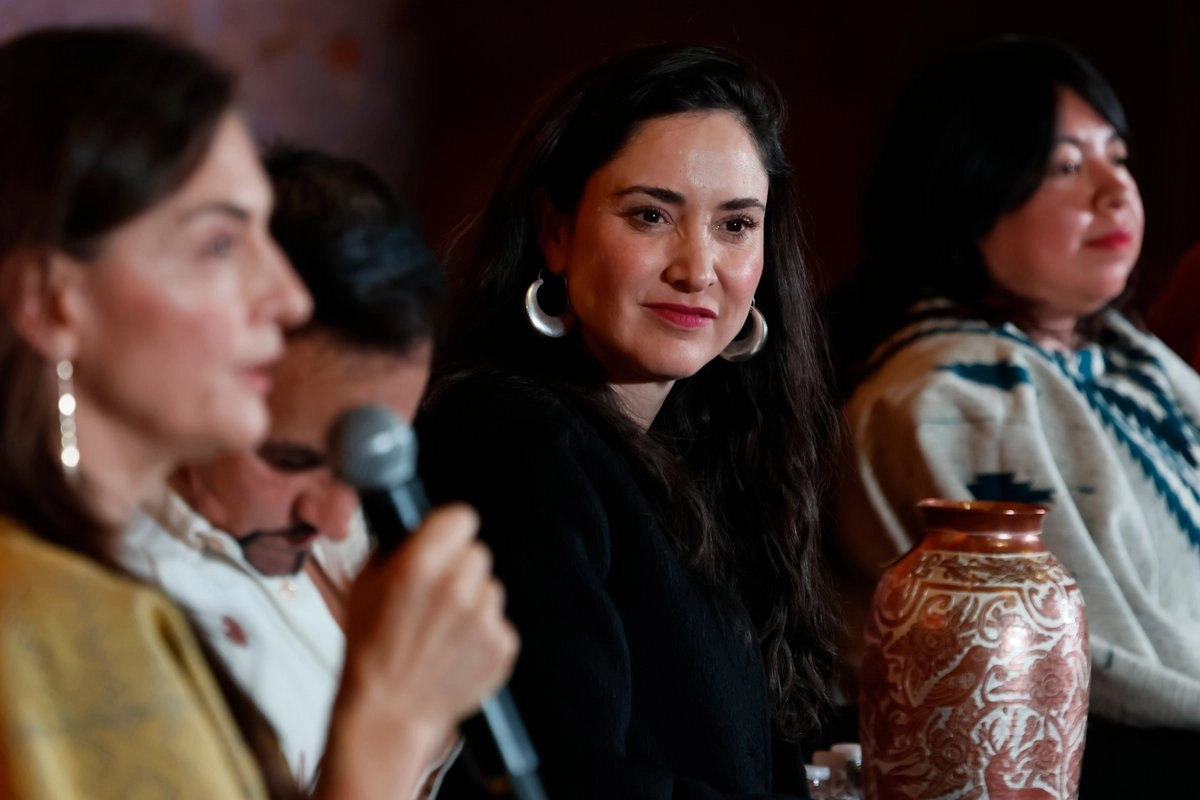 En un comunicado, Curiel de Icaza (centro) apeló a “la ética y responsabilidad social” de la empresa estadunidense para detener el ofrecimiento y la venta de los objetos, que “constituyen testimonios únicos de las culturas ancestrales de México y de la historia nacional”. Foto