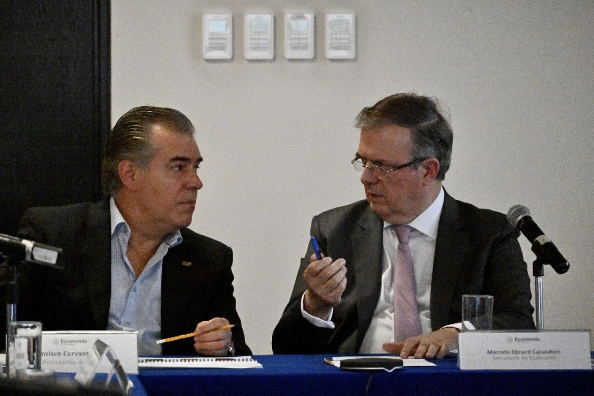 El secretario de Economía, Marcelo Ebrard, y el presidente del CCE, Francisco Cervantes, acordaron trabajar de manera conjunta para que las consultas sean amplias, representativas y sirvan para estar mejor preparados frente al reto de la revisión del T-MEC. Imagen tomada de 