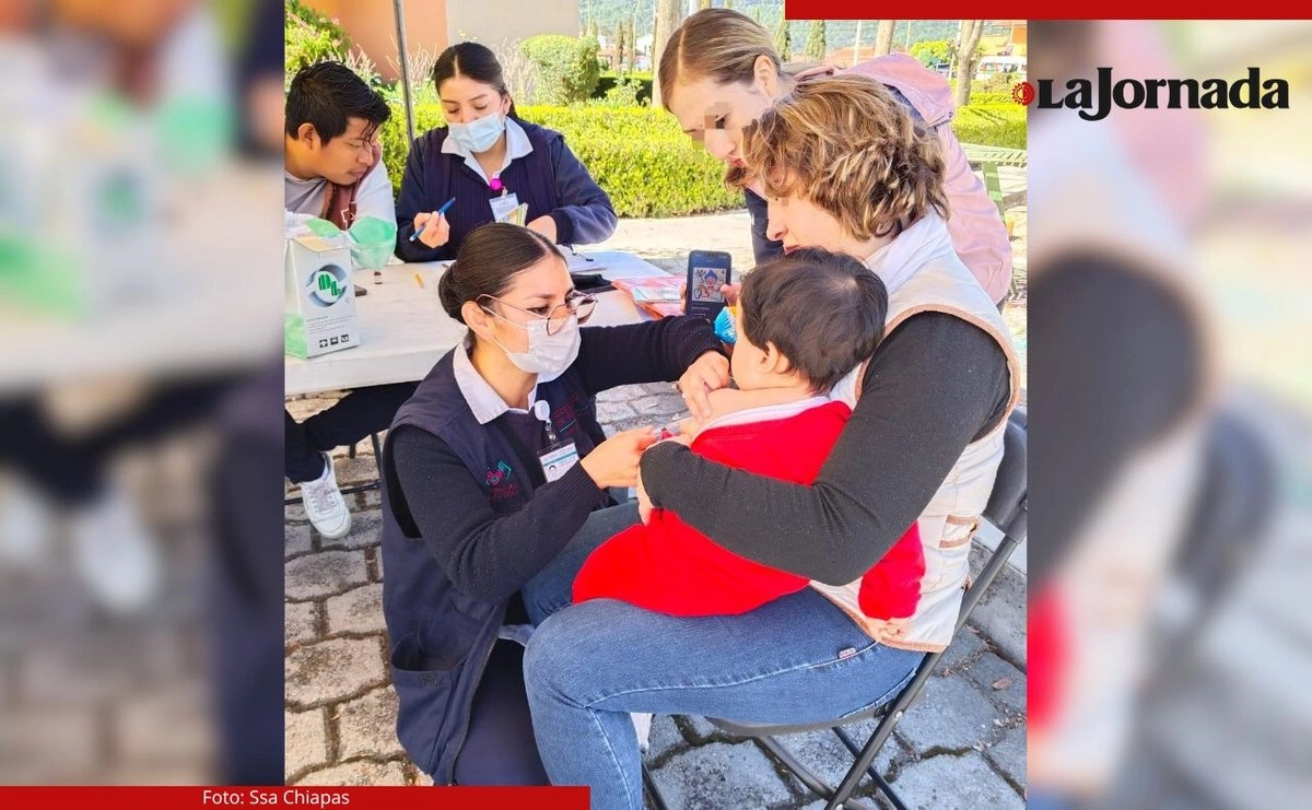 Omar Gómez Cruz, Secretario de Salud de Chiapas, destacó el trabajo coordinado con el IMSS para el despliegue de brigadas de vacunación, principalmente en la región centro y altos de la entidad, donde se han registrado los pacientes con el virus. 