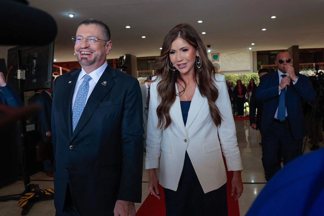 Noem se reunió con el presidente costarricense, Rodrigo Chaves, en la segunda escala de una gira centroamericana iniciada en Panamá. Foto