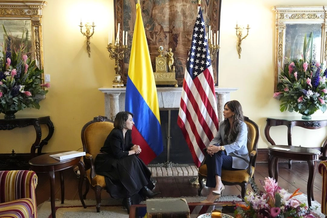 La secretaria de Seguridad Nacional de Estados Unidos, Kristi Noem (derecha), dialoga con la ministra de Relaciones Exteriores de Colombia, Laura Sarabia, en Bogotá, el jueves 27 de marzo de 2025. Foto 
