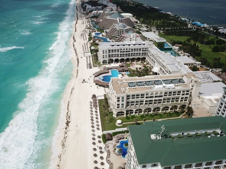 Aspectos de las playas vacías en Cancún por el confinamiento. Foto Cuartoscuro / Archivo