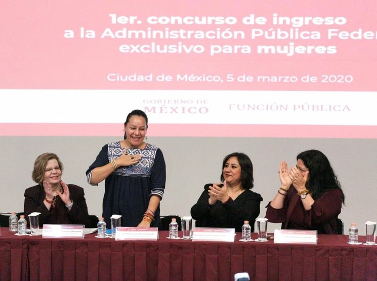 María Luisa Albores (de pie) titular de la Secretaría del Bienestar. Foto @Mary_Luisa_AG