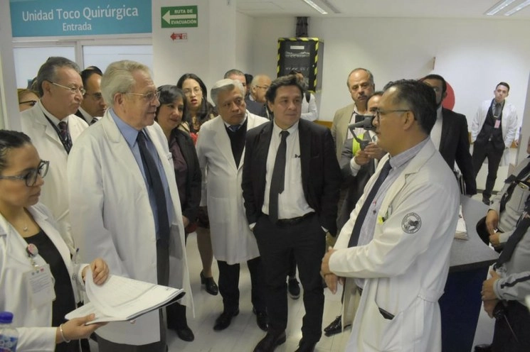 Jorge Alcocer Varela, y la secretaria de la Función Pública, Irma Eréndira Sandoval, realizan una visita de trabajo al Hospital Juárez de México. Foto Twitter @SSalud_mx