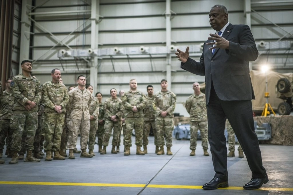 Lloyd Austin con elementos de las Fuerzas Armadas de EU. Foto del perfil de X del funcionario