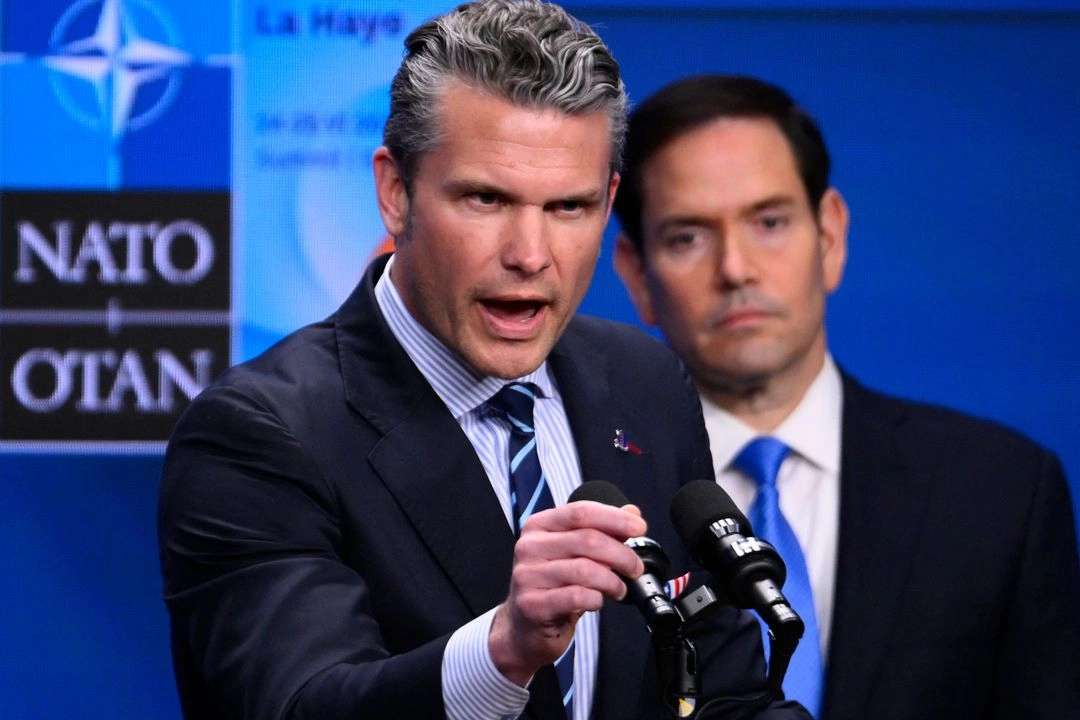 El secretario de Defensa de EU, Pete Hegseth, flanqueado por el secretario de Estado, Marco Rubio, habla en una conferencia de prensa durante la cumbre de la OTAN en La Haya, el 25 de junio de 2025. Foto 