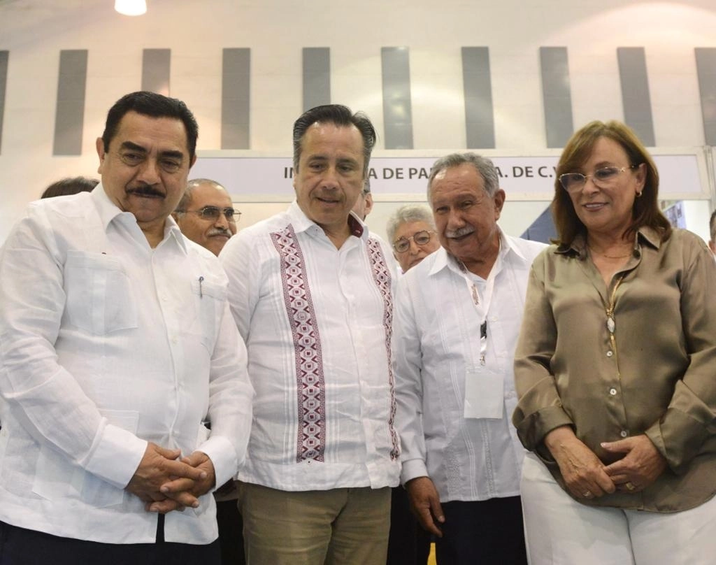 En el 5to Congreso de Energía: Refinación, Gas y Petroquímica en Boca del Río, Veracruz, el secretario de energía, Miguel Ángel Maciel inauguró el pabellón de exposiciones en compañía del gobernador Cuitláhuac García;
el director de CFE, Manuel Bartlett y de la ingeniera 
Rocío Nahle. Foto Sener