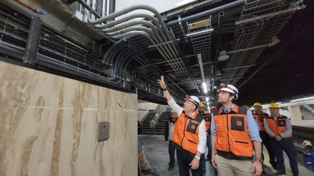 El secretario de Movilidad de la Ciudad de México, Andrés Lajous Loaeza, y el director general del Metro, Guillermo Calderón Aguilera. Foto Metro CDMX   