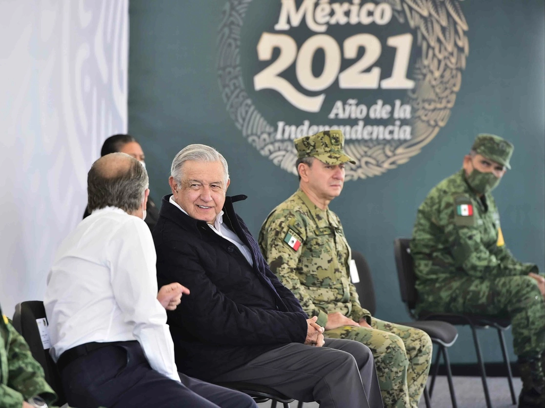 El Almirante Ojeda Durán a la izquierda del presidente López Obrador en el evento del domingo pasado en San Luis Potosí. Foto cortesía Presidencia 
