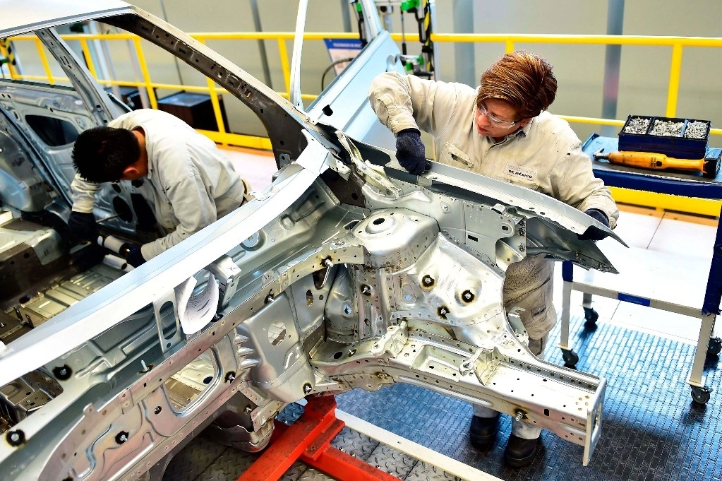 Un arancel a la industria automotriz aumentaría los precios finales, coinciden analistas. Foto Afp 