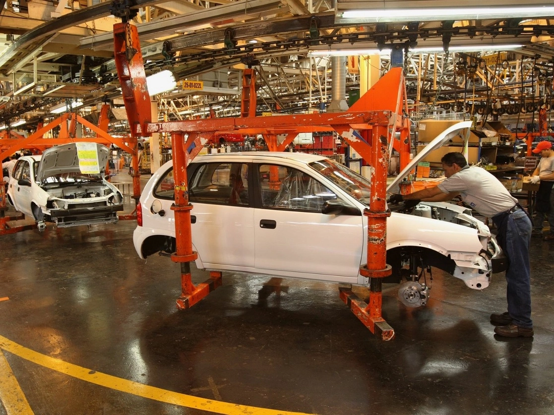La industria automotriz paró por más de un mes y ahora alista medidas sanitarias para una reapertura segura. Foto José Carlo González / Archivo