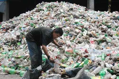 Separación de botellas de plástico en Nezahualcóyotl, Edomex. Foto ‘La Jornada’ / Archivo