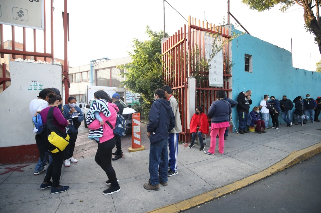 Personas hacen fila para que les realicen una prueba contra el covid-19 en un centro de salud de la Ciudad de México, el pasado 22 de julio. Foto Yazmín Ortega Cortés