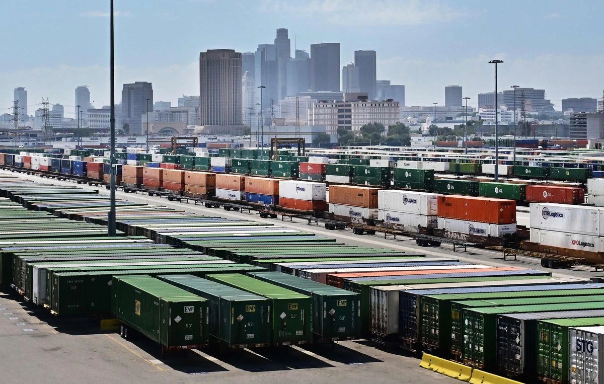 Contenedores de carga en la plataforma ferroviaria del Centro de Transporte de Los Ángeles LATC-Union Pacific el 2 de septiembre de 2025 en Los Ángeles. Foto