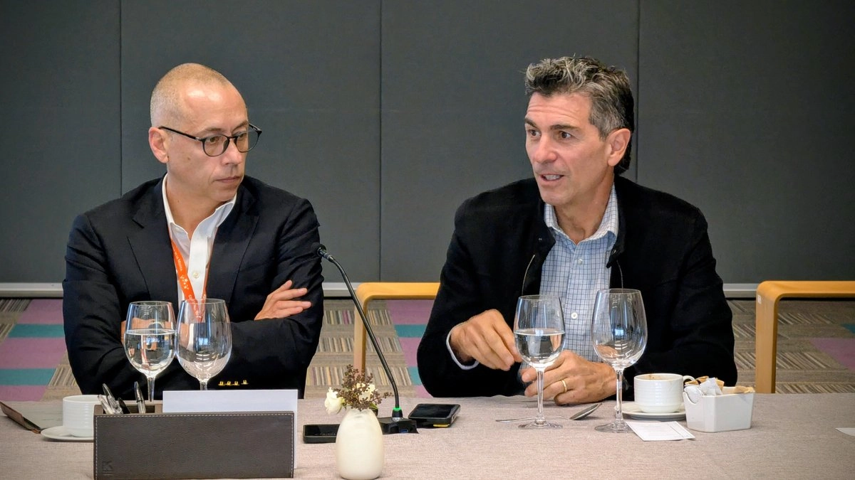 Enrique Majós, director general de Gentera (izq) junto con Iván Mancillas, director general de Compartamos Banco (der) durante la reunión. Foto 