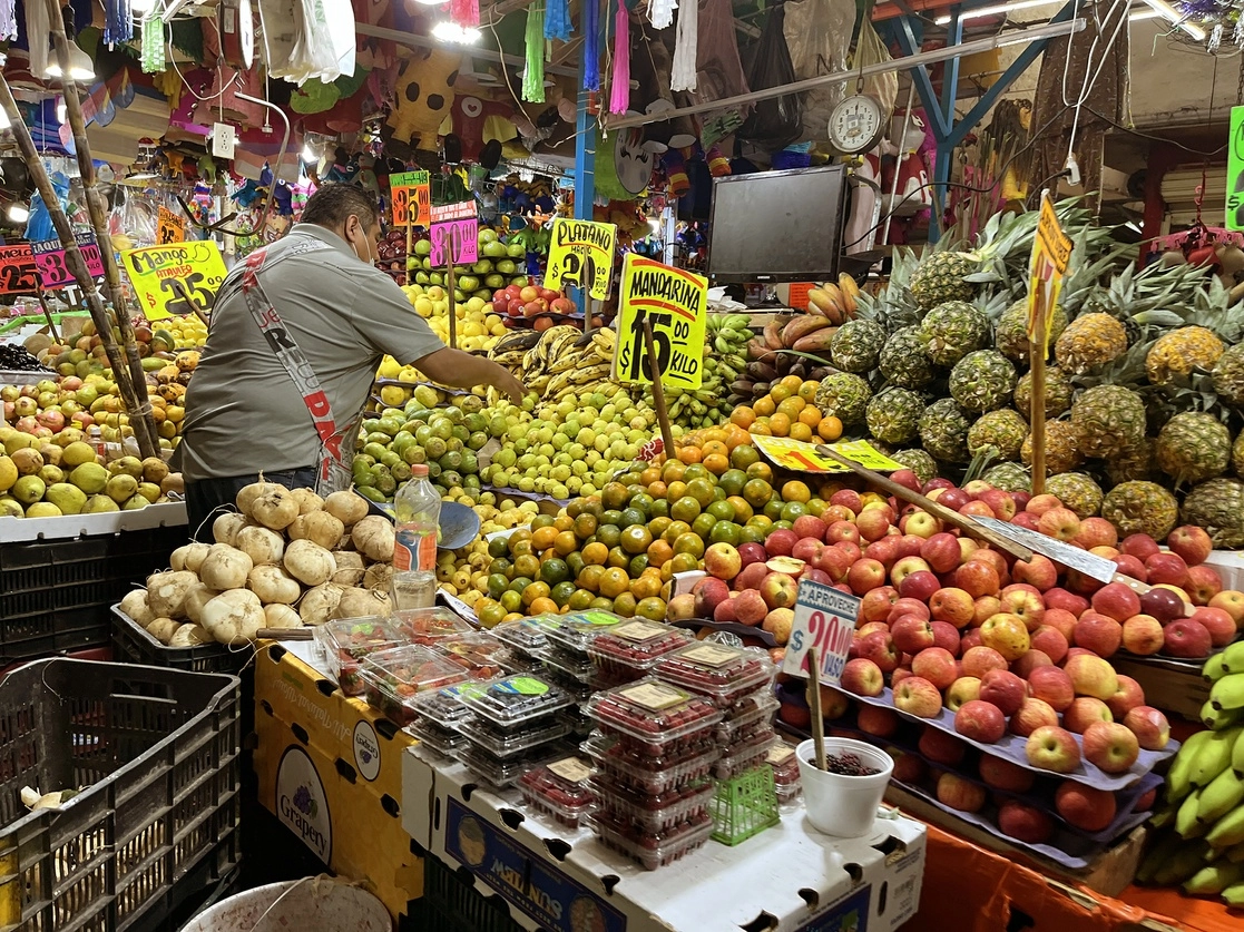 Venta de frutas en Mercado de Jamaica en la CDMX. Foto María Luisa Severiano