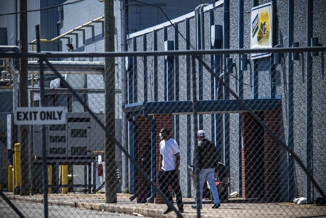 Empleados terminan su jornada laboral en la empresa Perdue Farms en Salisbury, Maryland. Foto Afp