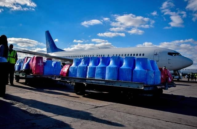 Insumos médicos enviados por la comunidad cubanoestadunidense llegan al Aeropuerto Internacional de La Habana ‘José Marti’. Foto Afp