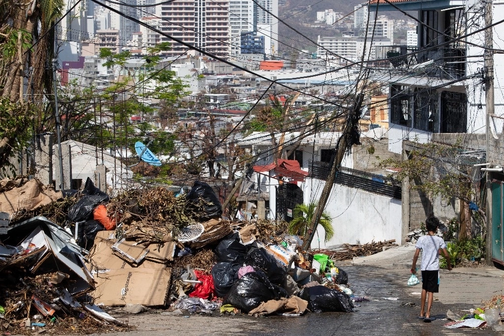 Continúan los trabajos de limpia en el puerto de Acapulco, Guerrero, luego del impacto del huracán ‘Otis’. Foto Alfredo Domínguez