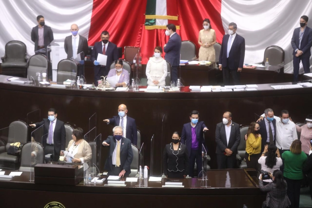 Al frente, el secretario de Salud, Jorge Alcocer. A sus costados los directores del Issste (izquierda) y del IMSS (derecha) antes de comparecer en la Cámara de Diputados. Foto 'La Jornada'