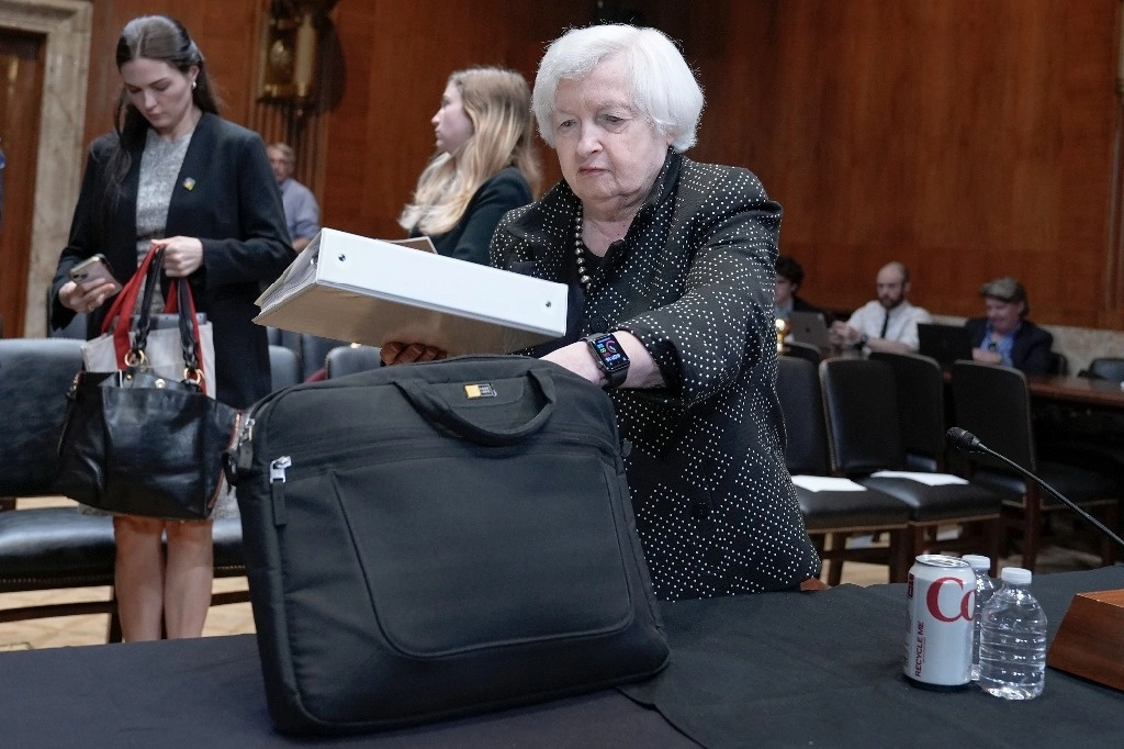 La Secretaria del Tesoro, Janet Yellen, sale después de una audiencia del Subcomité de Asignaciones de Servicios Financieros y Gobierno General del Senado, el martes 4 de junio de 2024, en Capitol Hill en Washington. Foto Ap