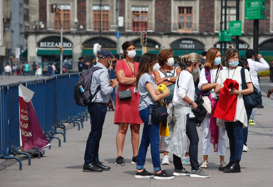 Turistas recorren el Centro Histórico de la Ciudad de México. Foto Cristina Rodríguez / Archivo