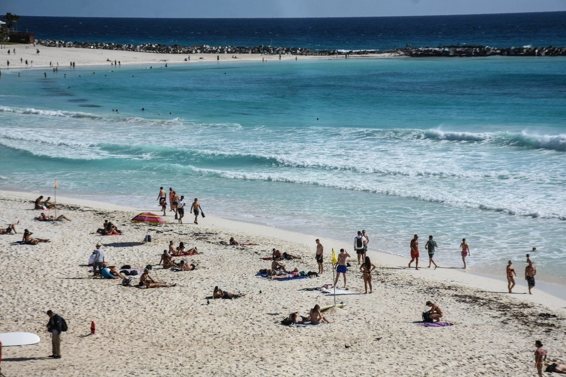 Turistas disfrutan de una playa en Cancún, Quintana Roo, el pasado 4 de enero. Foto Cuartoscuro / Archivo
