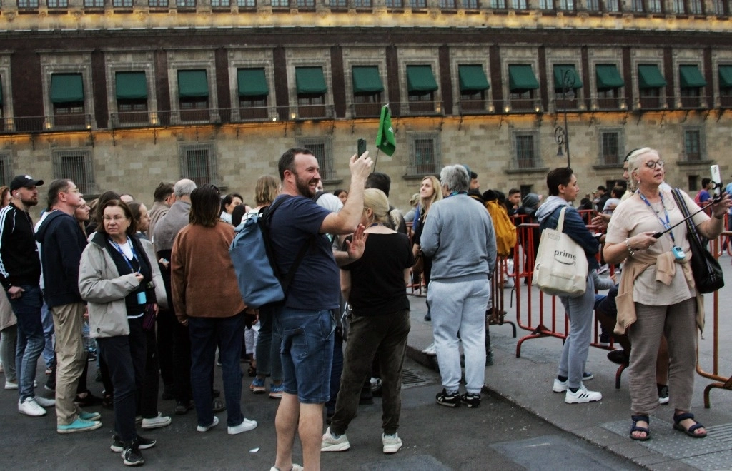 Turistas extranjeros se reúnen en la Plaza de la Constitución de la Ciudad de Mexico, el e2 de enero de 2024. Foto Roberto García Rivas