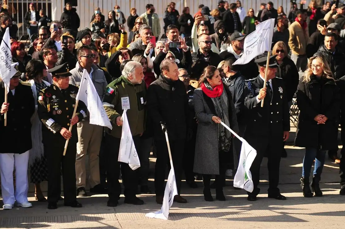 Los funcionarios durante el banderazo. Foto Cristina Gómez Lima