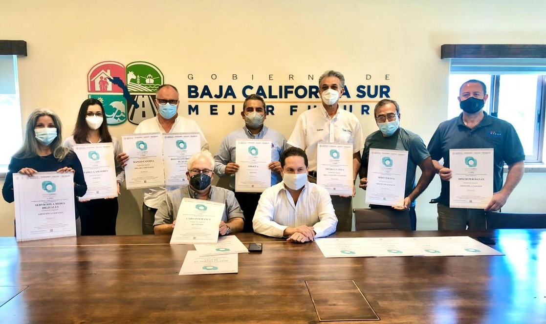 Luis Araiza, titular de Turismo de BCS durante la entrega de  certificaciones Punto Limpio. Foto Tomada del Twitter @Araizal