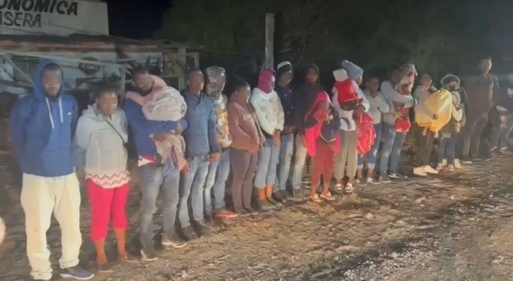 Parte del grupo de migrantes secuestrados en las inmediaciones de SLP y NL en mayo pasado. Foto La Jornada